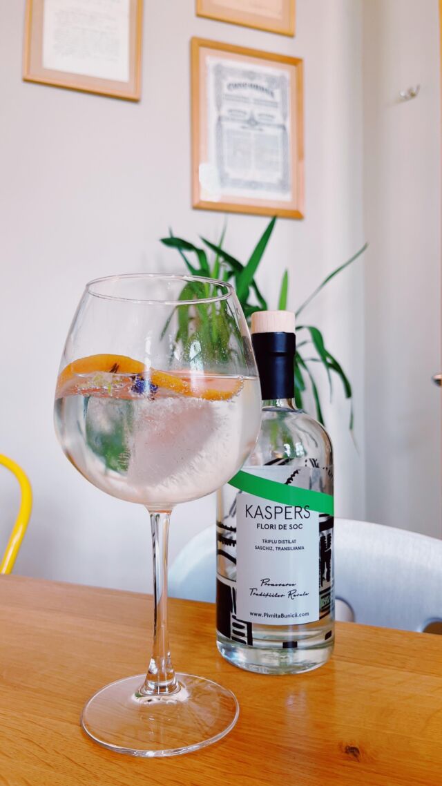 Kaspers este produs în loturi mici. De obicei, ginul este produs dintr-o băutură distilată pe bază de cereale. Pentru Kaspers, abordarea a fost diferită. Distilarea este triplă, având la bază floarea de soc și alte 10 plante aromatice, trei dintre ele crescând în Transilvania. Noi îl servim cu grapefruit și flori din @gradinacorbilor 🌸🌺
.
.
.
#kaspers #kaspersgin #gintonic #drinks #bartenders #energiea #energieadrinks